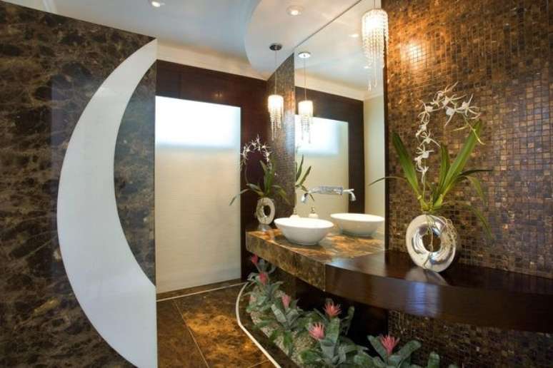 37. Este lavabo ficou mais completo com as plantas para apartamento. Projeto de Aquiles Nicolas Kilaris