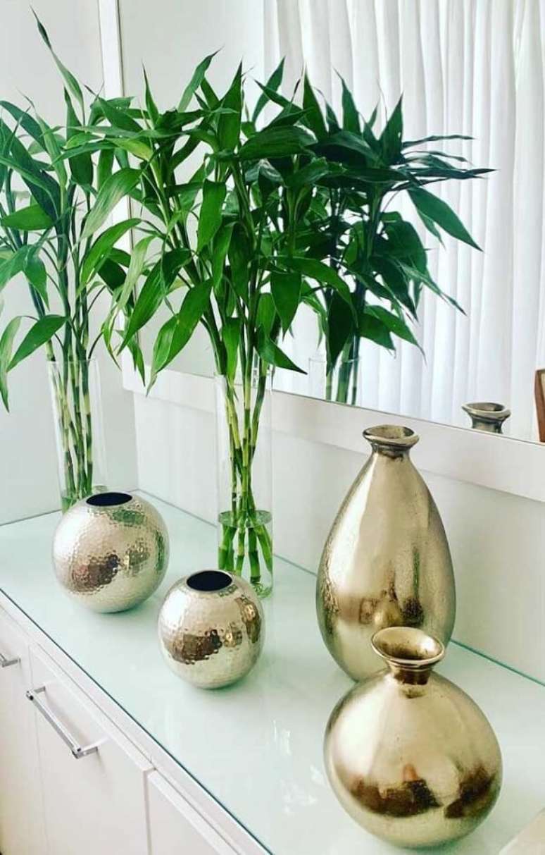 50. Galhos de Bambu Moss&ocirc; decoram o aparador branco. Fonte: Pinterest