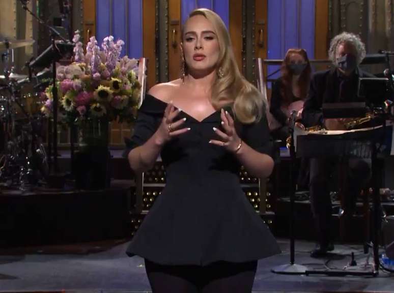 Adele fez uma brincadeira sobre sua mudança de visual enquanto apresentava o 'Saturday Night Live'