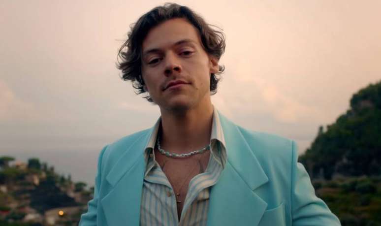 O cantor Harry Styles no clipe de 'Golden'