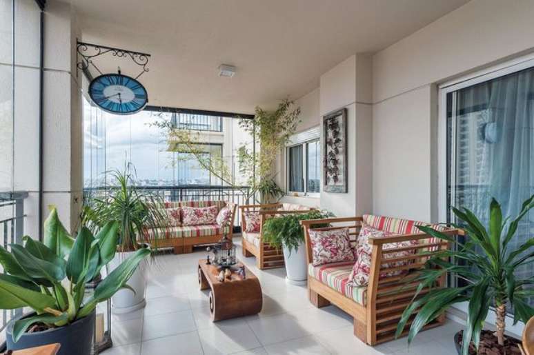 30. Colocar as plantas para apartamento na varanda &eacute; uma forma de garantir ilumina&ccedil;&atilde;o. Projeto de Manoela Lustosa