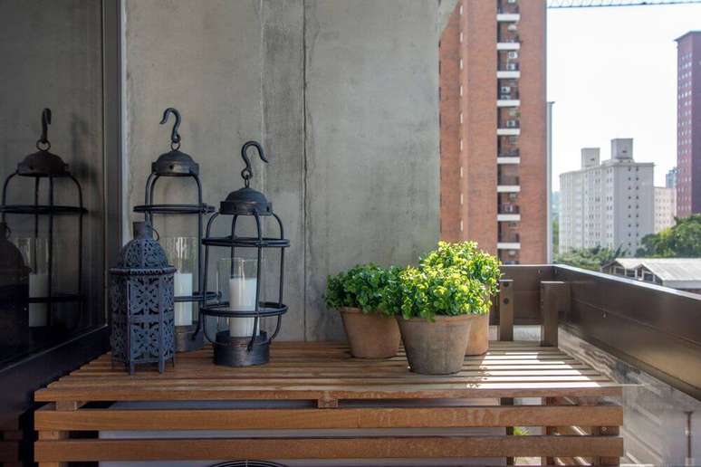 17. Simples vasos de plantas para apartamento também dão vida ao ambiente. Projeto de Danyela Corrêa