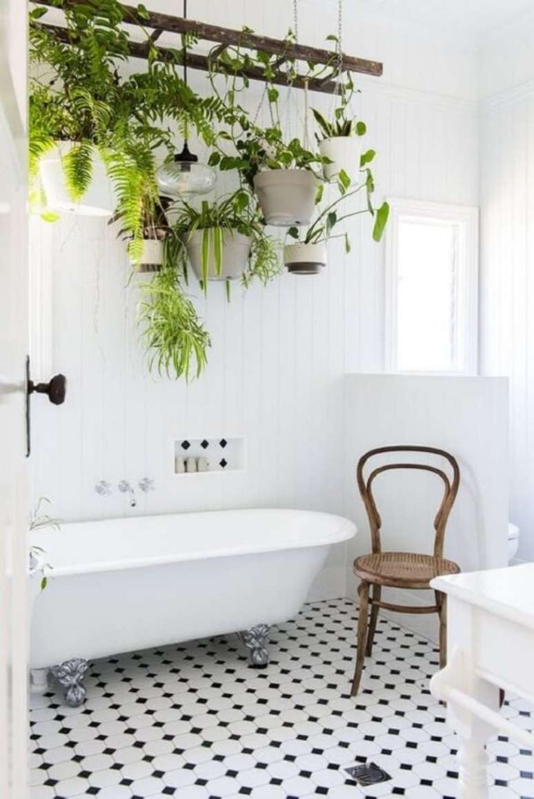 59. As plantas para apartamento foram suspensas no banheiro. Fonte: Blog de Decora&ccedil;&atilde;o Perfeita Ordem