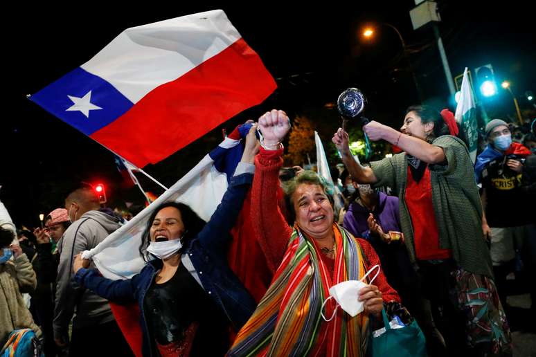 Manifestantes comemoram resultado de referendo que aprovou a elaboração de uma nova Constituição para o Chile em Valparaíso
25/10/2020 REUTERS/Rodrigo Garrido