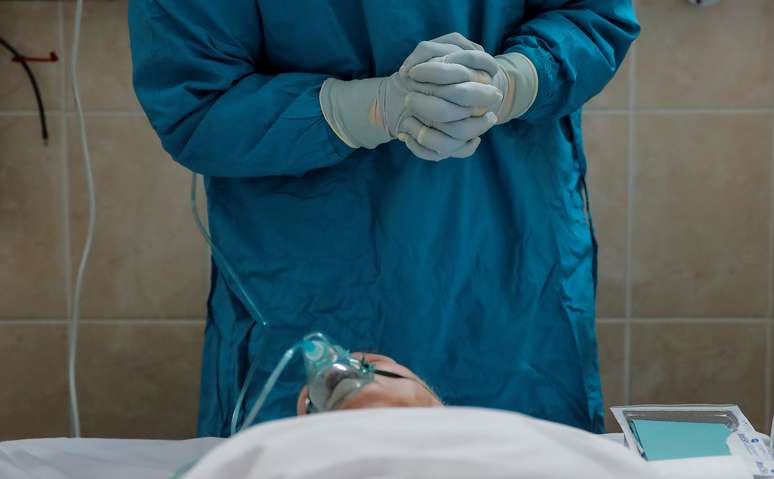 Agende de saúde prepara paciente com coronavírus para procedimento em hospital de Moscou
08/10/2020
REUTERS/Maxim Shemetov/