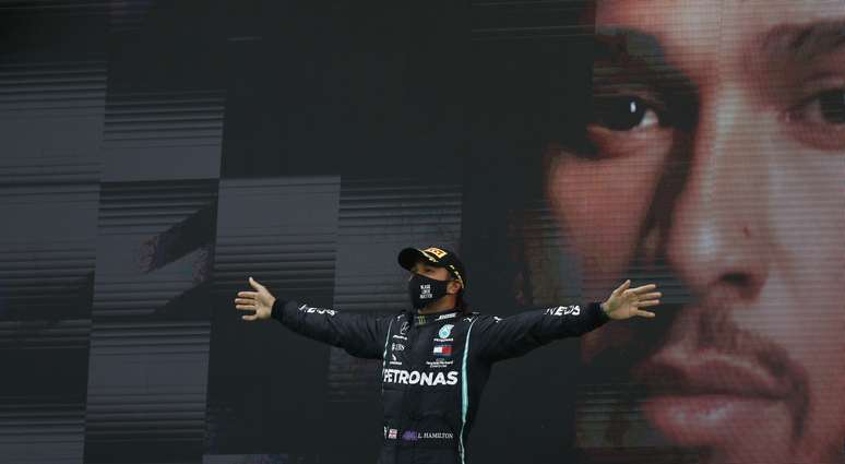 Lewis Hamilton comemora vit&oacute;ria no Grande Pr&ecirc;mio de Portugal de F&oacute;rmula 1
25/10/2020 REUTERS/Rafael Marchante