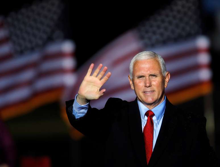 Vice-presidente dos EUA, Mike Pence, acena para apoiadores ap&oacute;s com&iacute;cio em Kinston, na Carolina do Norte
25/10/2020 REUTERS/Jonathan Drake