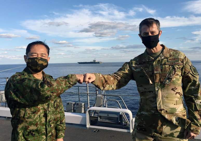 General Kevin Schneider, comandante das for&ccedil;as dos EUA no Jap&atilde;o, e general Koji Yamazaki, principal comandante militar do Jap&aacute;o, se cumprimentam a bordo do destr&oacute;ier JS Kaga no mar ao sul do Jap&atilde;o
26/10/2020 REUTERS/Tim Kelly