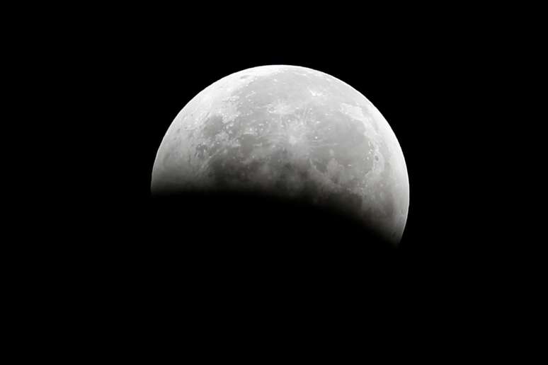 Eclipse lunar fotografado de Santa Mônica, na Califórnia
08/10/2014
REUTERS/Lucy Nicholson