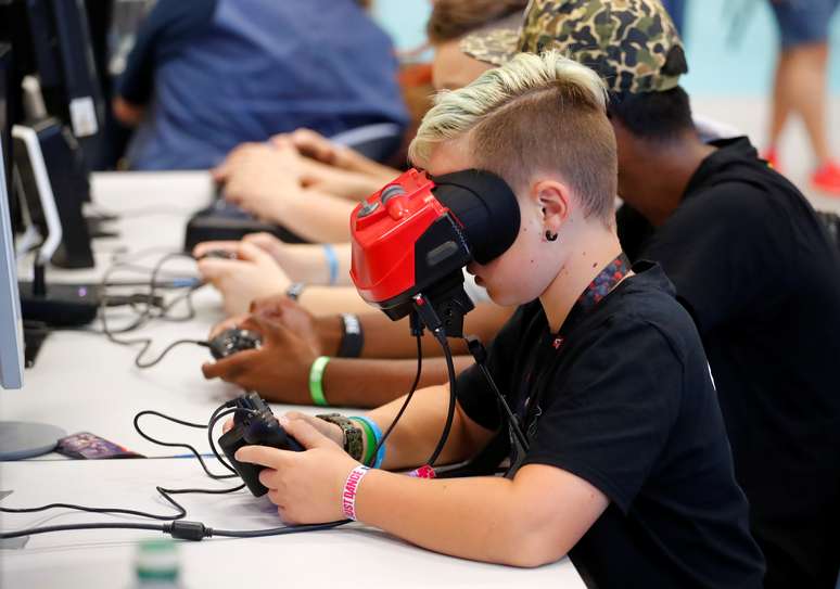 Garoto jogando "Virtual Boy",  da Nintendo. 218/2019. REUTERS/Wolfgang Rattay