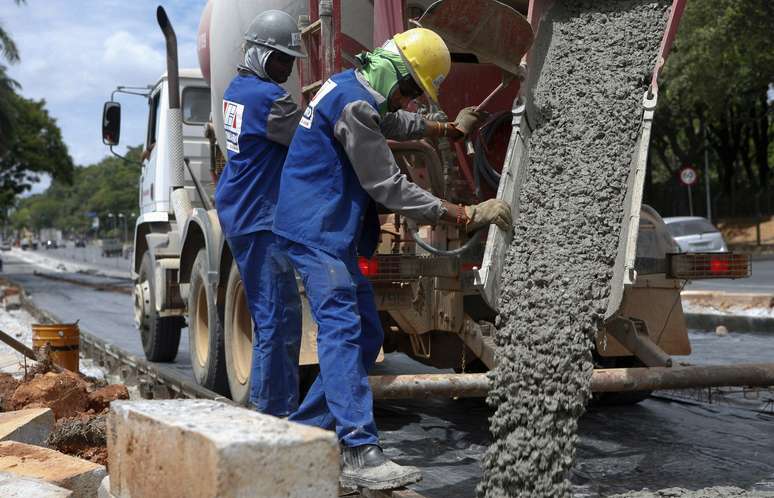 Trabalhadores utilizam cimento em obra em Belo Horizonte (MG) 
06/03/2012
REUTERS/Washington Alves