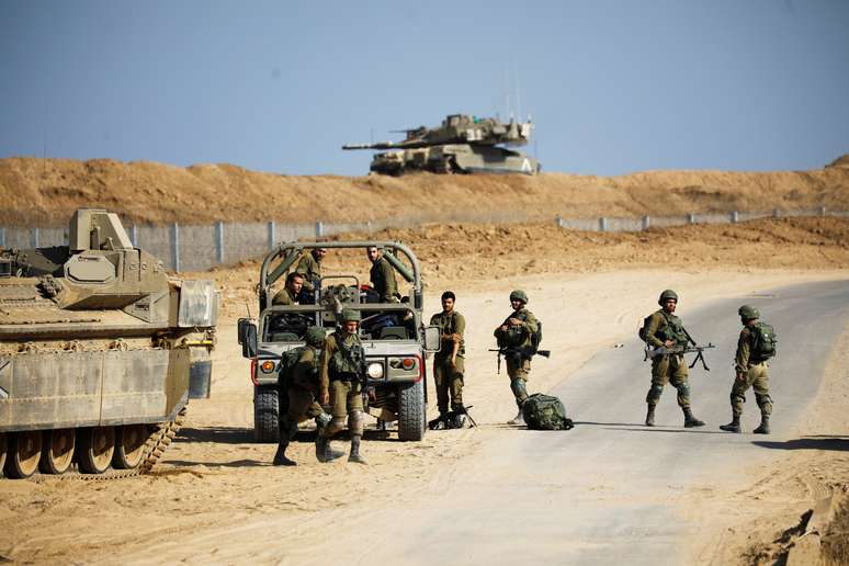 Soldados israelenses perto de local onde foi descoberto túnel na Faixa de Gaza
21/10/2020
REUTERS/Amir Cohen