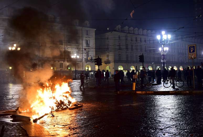 Manifestantes protestam em Turim contra restrições impostas pelo governo devido ao coronavírus
26/10/2020
REUTERS/Massimo Pinca