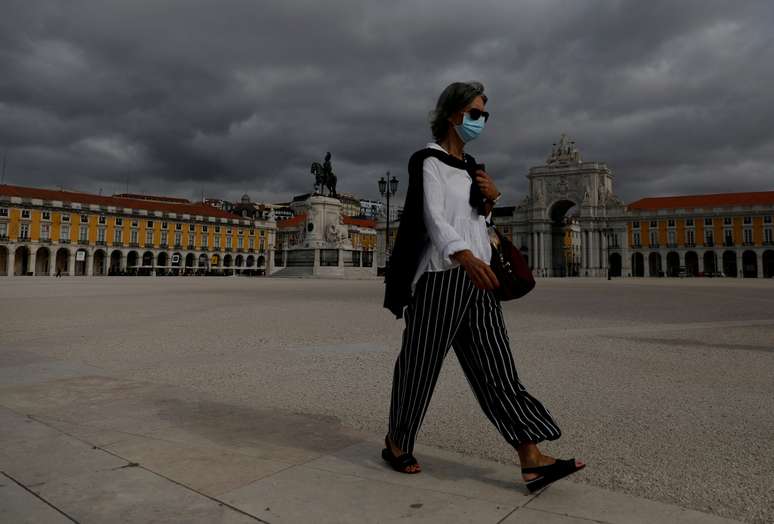 Mulher de máscara na Praça do Comércio, em Lisboa
26/06/2020
REUTERS/Rafael Marchante