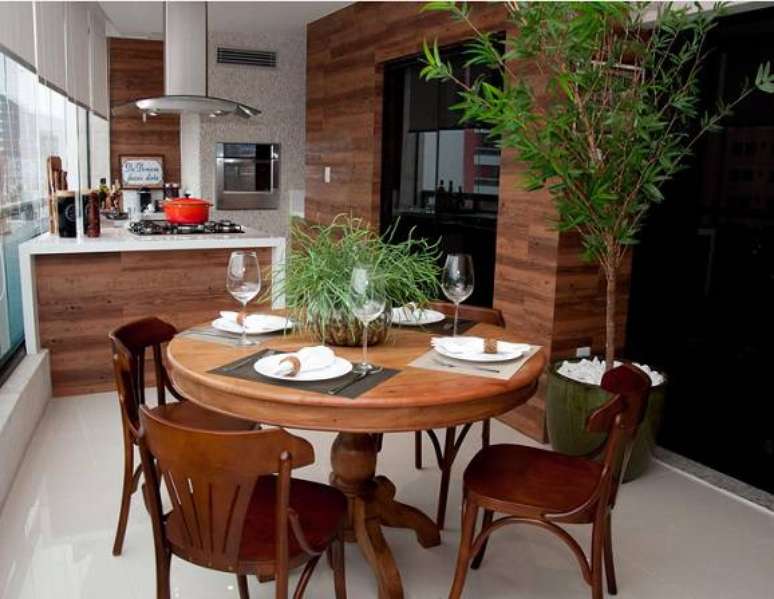 65. Pode ser interessante utilizar a varanda como local das plantas para apartamento. Foto: Revista Viva Decora