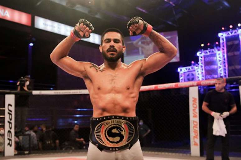 Luan Lacerda faturou o cinturão peso-galo do Shooto Brasil (Foto: Marcell Fagundes)