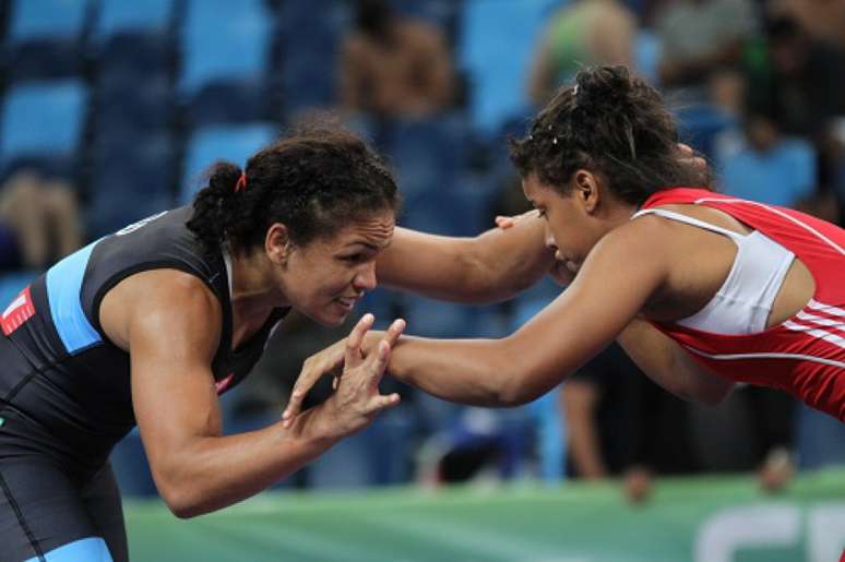 Aline Silva contra Thamires Machado, adversárias no Brasileiro e companheiras na Missão Europa (Foto: Caio Baptista/CBW)