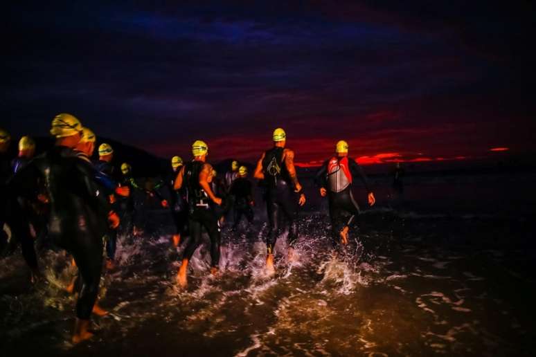 Ultratriatletas  largam para mais uma edição da UB515, com 10km de natação, 421km de ciclismo e 84,4km de corrida. (Foto de Sandra Guedes/Divulgação)