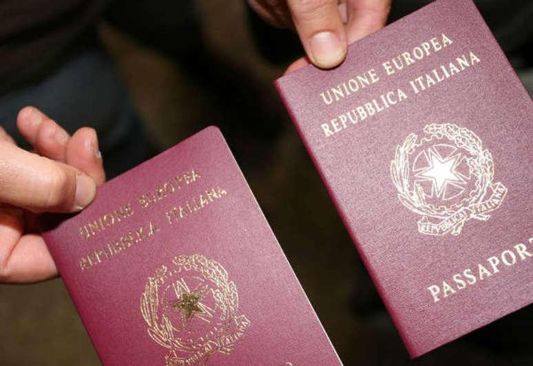 Em São Paulo, agendamento para passaporte italiano é feito via WhatsApp