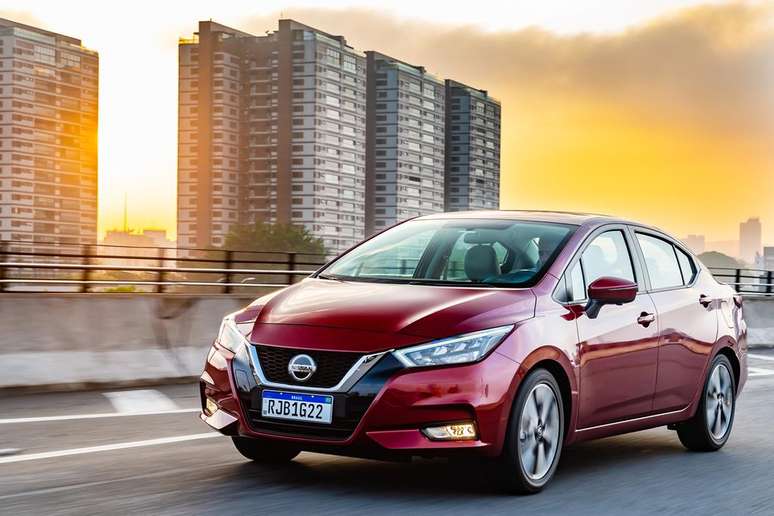 Nissan caprichou no design da nova geração do Versa, que tem a grade em V e spoilers no para-choque.