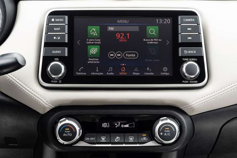 Nova central multimídia Nissan Connect 7" entrega conectividade atual com tela tátil e vários botões físicos.