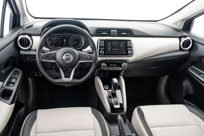 Interior do Versa de segunda geração tem um painel minimalista, como do SUV Kicks.