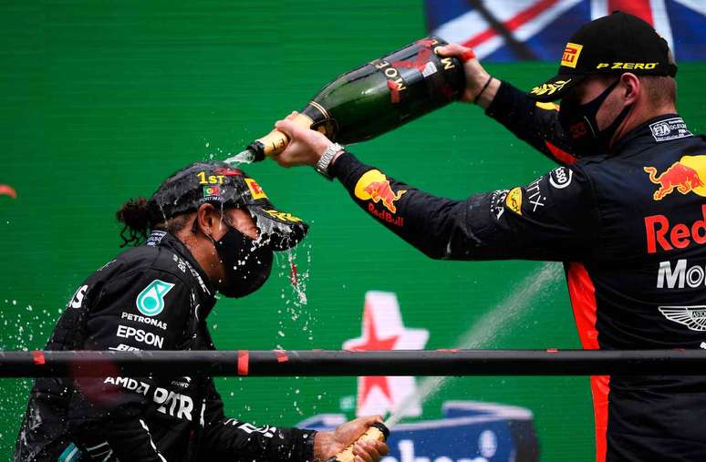 Max Verstappen comemora com Lewis Hamilton. Mais uma vez a dupla esteve em um pódio na temporada 2020 