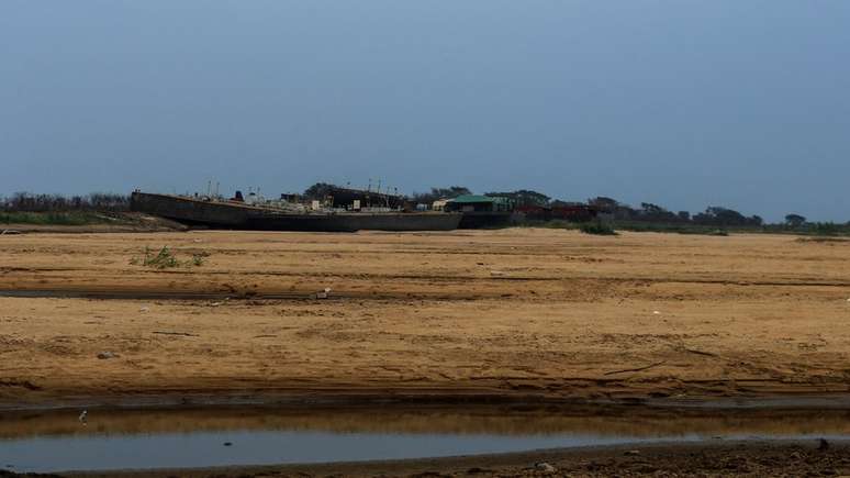 Barcos est&atilde;o encalhados em diferentes partes do rio