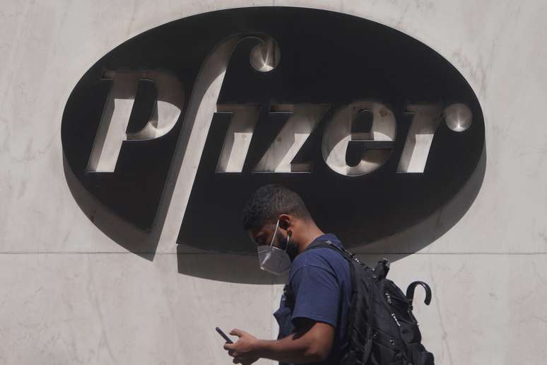 Homem passa em frente ao logo da Pfizer do lado de fora da sede da empresa em Nova York
22/07/2020 REUTERS/Carlo Allegri