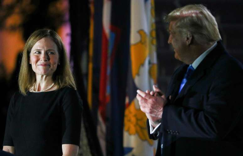 Juíza Amy Coney Barrett ao lado do presidente dos EUA, Donald Trump, durante cerimônia na Casa Branca
26/10/2020 REUTERS/Tom Brenner