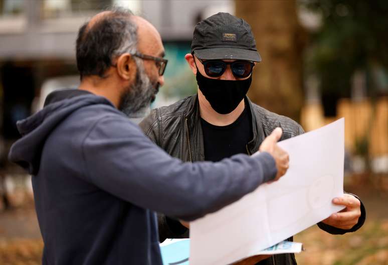 Artista brit&acirc;nico STIK assina c&oacute;pia de obra doada a moradores de Londres
23/09/2020 REUTERS/John Sibley