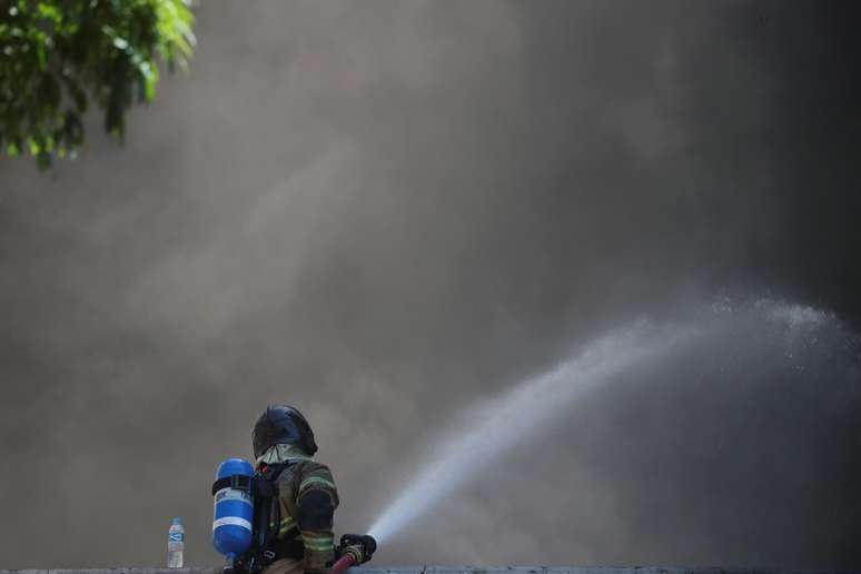 Bombeiro combate incêndio em hospital no Rio de Janeiro
27/10/2020
REUTERS/Ricardo Moraes