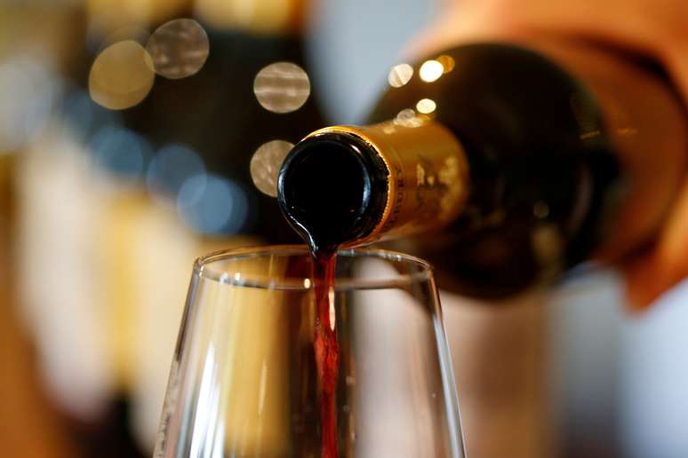 Vinho é servido em taça em Sainte-Croix-Du-Mont, na França
29/07/2019 REUTERS/Regis Duvignau
