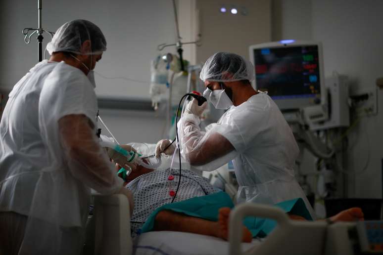 Médicos tratam de paciente com Covid-19 na UTI de hospital em Aulnay-sous-Bois, perto de Paris
26/109/2020
REUTERS/Gonzalo Fuentes