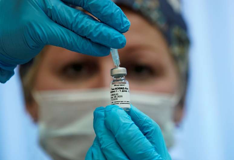 Enfermeira prepara dose da vacina Sputnik V para aplicação em teste clínico em Moscou
17/09/2020
REUTERS/Tatyana Makeyeva