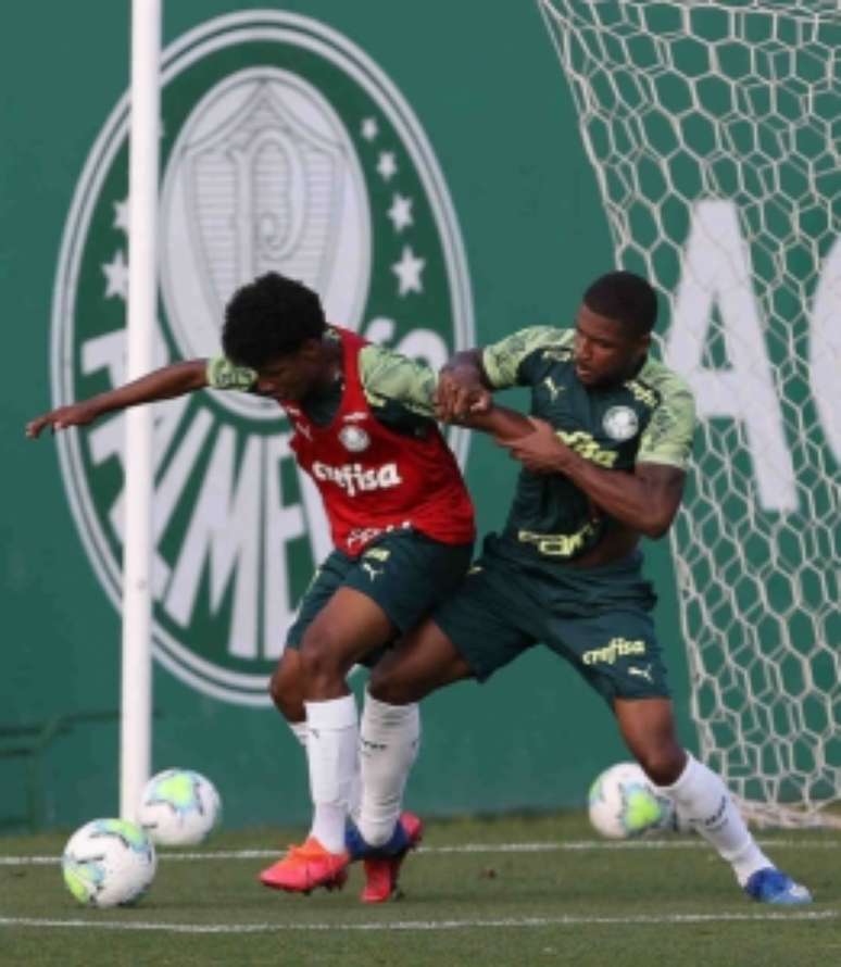 Os jogadores Pluas (da base) e Emerson Santos durante treinamento (Foto: Cesar Greco/Palmeiras)