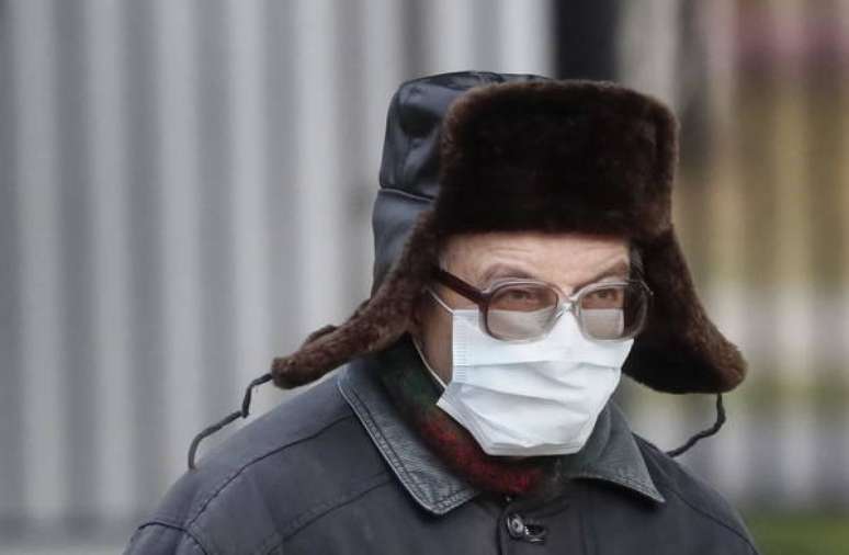 Homem usando proteção facial em Moscou, na Rússia