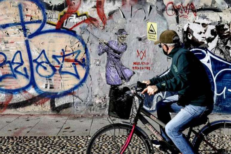 Italiano andando de bicicleta pelas ruas de Milão