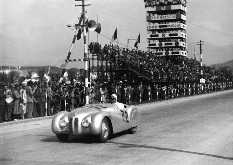 Vitória do BMW 328 na Mille Miglia de 1940 com os pilotos Huschke von Hanstein e Walter Baumer.