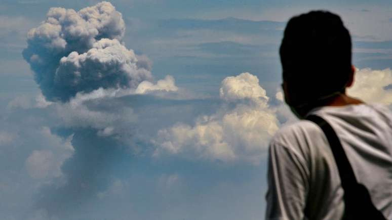 O vulcão Krakatoa, na Indonésia, expeliu cinzas novamente em 11 de abril de 2020