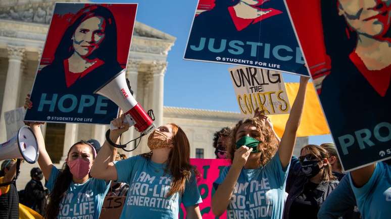 Grupos antiaborto manifestaram-se nos últimos dias em frente à Suprema Corte para defender a nomeação de Amy Coney Barrett