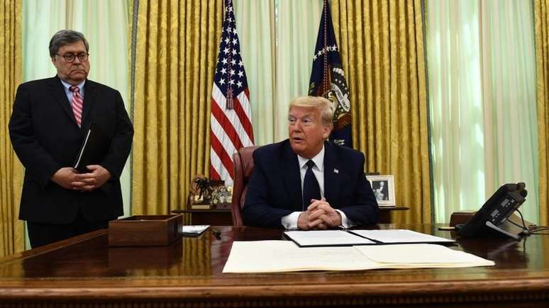 Presidente dos EUA est&aacute; amea&ccedil;ando remover algumas das prote&ccedil;&otilde;es legais da m&iacute;dia social