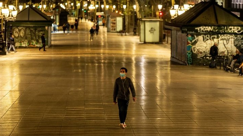 Homem caminha na avenida Las Ramblas, Barcelona, ap&oacute;s toque de recolher imposto na Espanha como tentativa de conter segunda onda