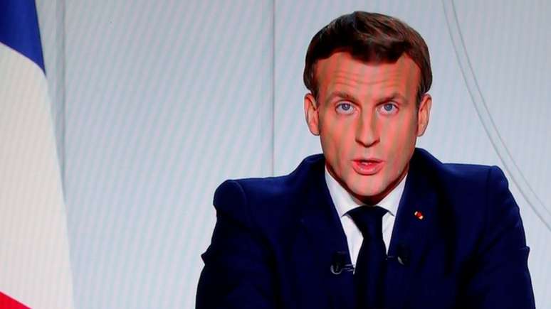 O presidente da França Emmanuel Macron anunciou novos bloqueios e regras de distanciamento social para frear a covid-19