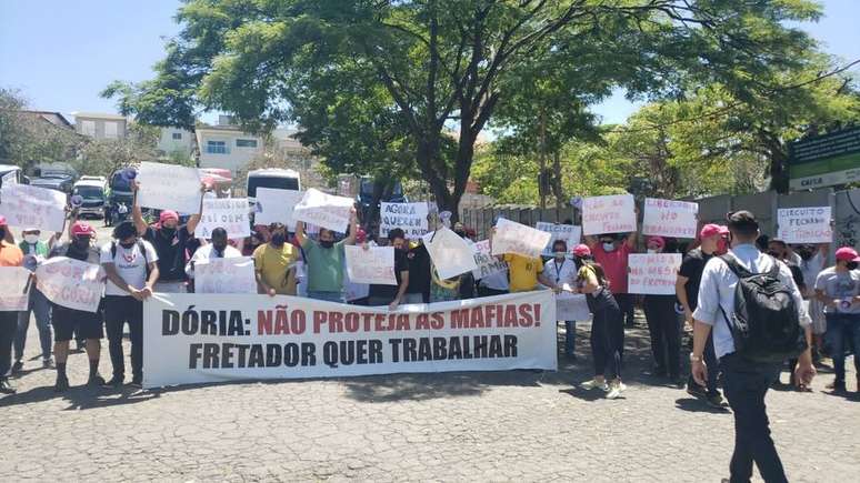 Manifestantes levavam cartaz com mensagens direcionadas ao governador João Doria (PSDB)