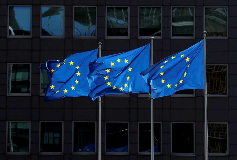 Bandeiras da União Europeia do lado de fora da sede da Comissão Europeia em Bruxelas
21/08/2020 REUTERS/Yves Herman