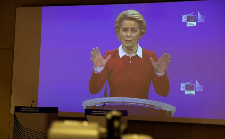 Presidente da Comissão Europeia, Ursula von der Leyen, fala por video conferência para sala de impresa na sede da União Europeia em Bruxelas
28/10/2020 Virginia Mayo/Pool via REUTERS