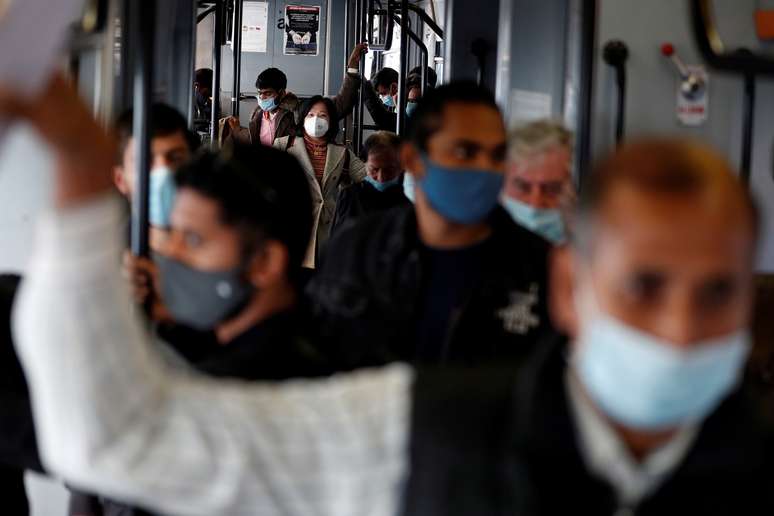 Passageiros utilizando m&aacute;scaras faciais de prote&ccedil;&atilde;o viajam em um bonde enquanto a It&aacute;lia adota novas restri&ccedil;&otilde;es com o objetivo de conter o aumento das infec&ccedil;&otilde;es pela Covid-19 em Roma, It&aacute;lia. 28/10/2020. REUTERS/Guglielmo Mangiapane. 

