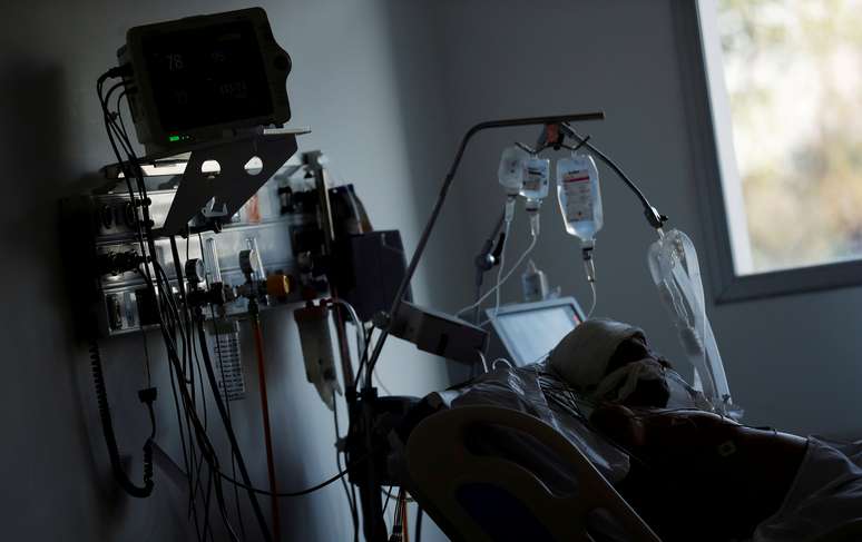 Paciente com Covid-19 em UTI de hospital nos arredores de Buenos Aires
16/10/2020 REUTERS/Agustin Marcarian/File Photo