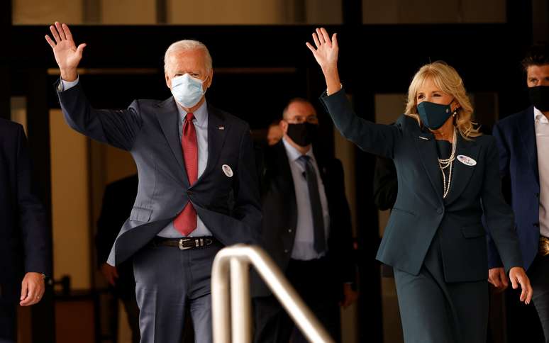 Candidato democrata à Presidência dos EUA, Joe Biden, e sua esposa, Jill, deixam seção eleitoral em Wilmington, no Estado de Delaware
28/10/2020 REUTERS/Brian Snyder